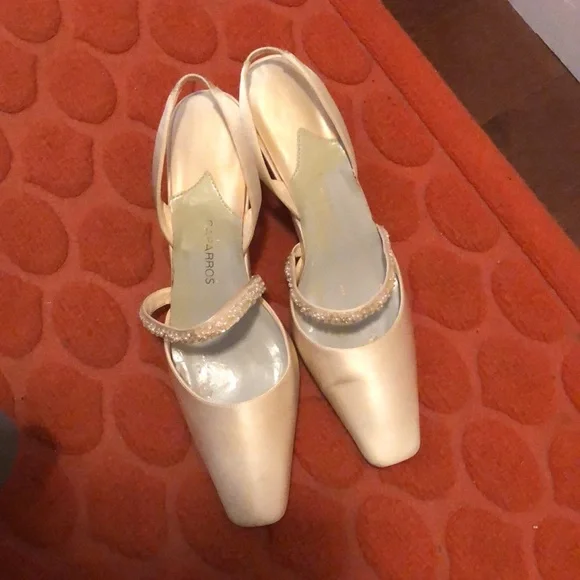 Bergdorf Goodman Carmen Marc Valvo white and cream dress with custom made shawl. - Picture 4 of 5